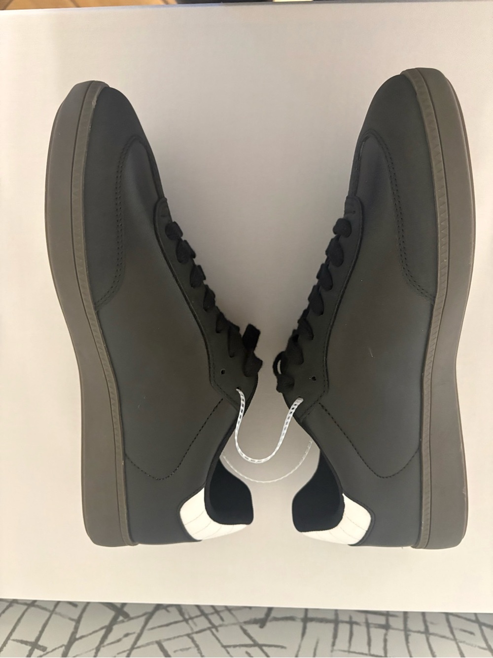 Guess Men's Borge sneakers in black featuring a large "G" logo. - Picture 5 of 10